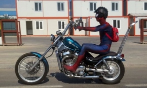 Motosikletli Örümcek Adam görenleri gülümsetti