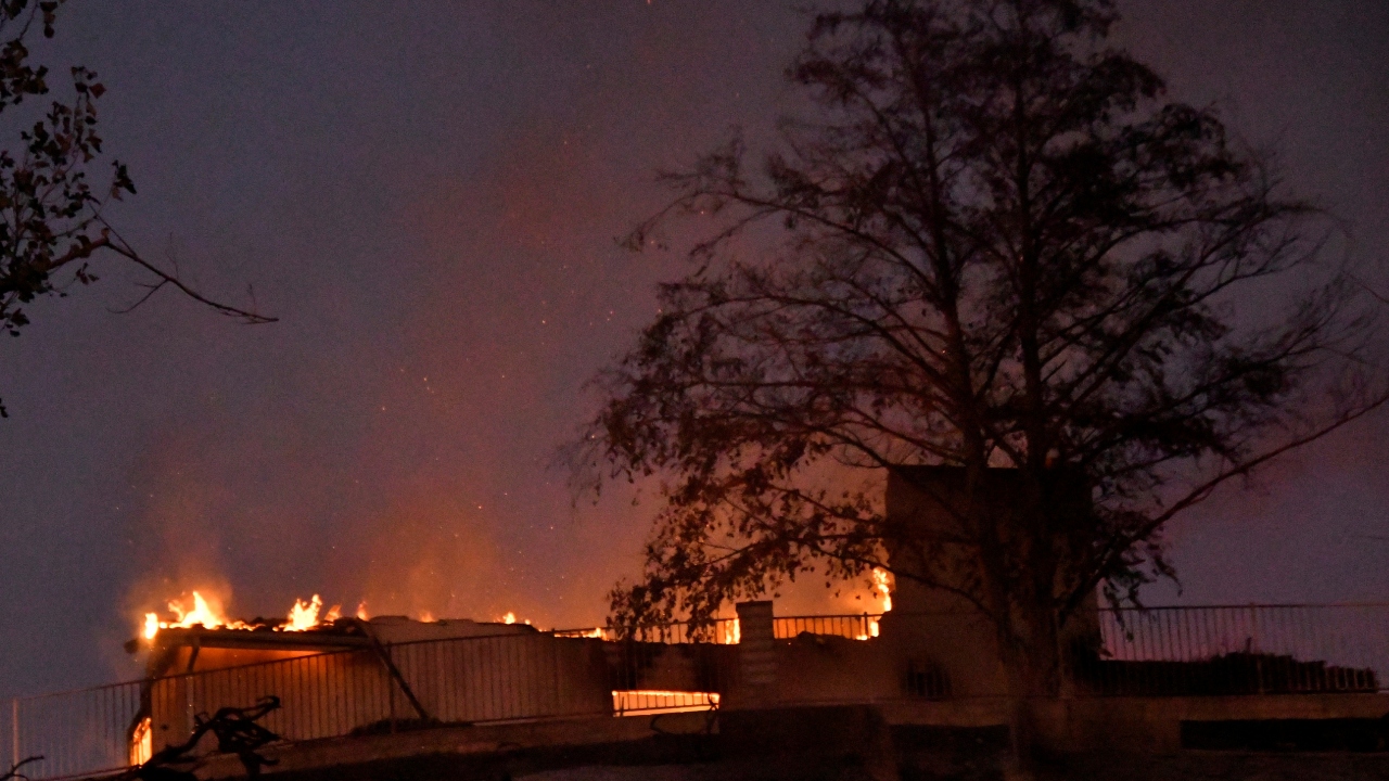 Kuru hava ve saatte 113 kilometre hıza ulaşan rüzgar nedeniyle yangının yaklaşık 4 bin hektar alana yayıldığı ve tedbir için eyalette elektrik kesintisine gidildiği ifade edildi.