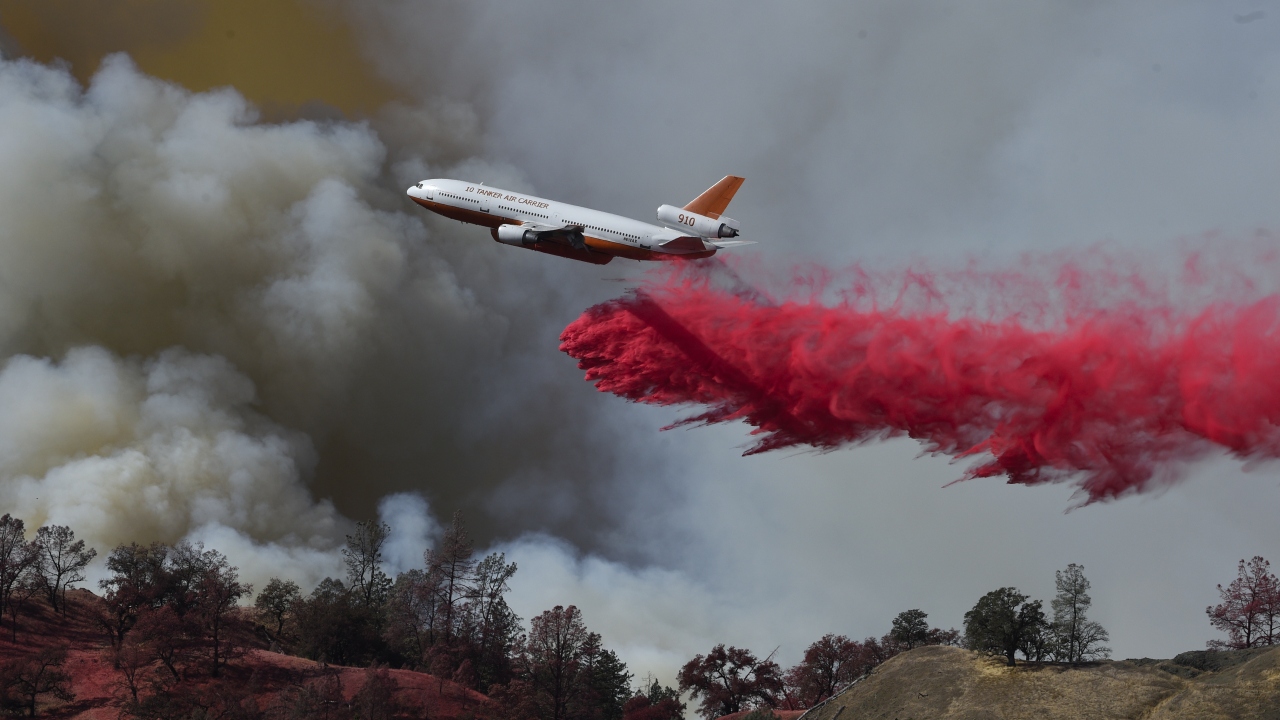 Eyaletin güney kısmında da en az iki yangının devam ettiği ancak yerleşim yerlerine tehlike teşkil etmeyecek şekilde kontrol altında tutulduğu bildirildi.