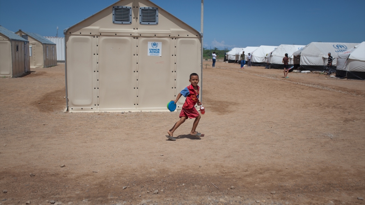 Bölgede 38 dereceye ulaşan hava sıcaklığı kamptaki yaşamı olumsuz etkiliyor.