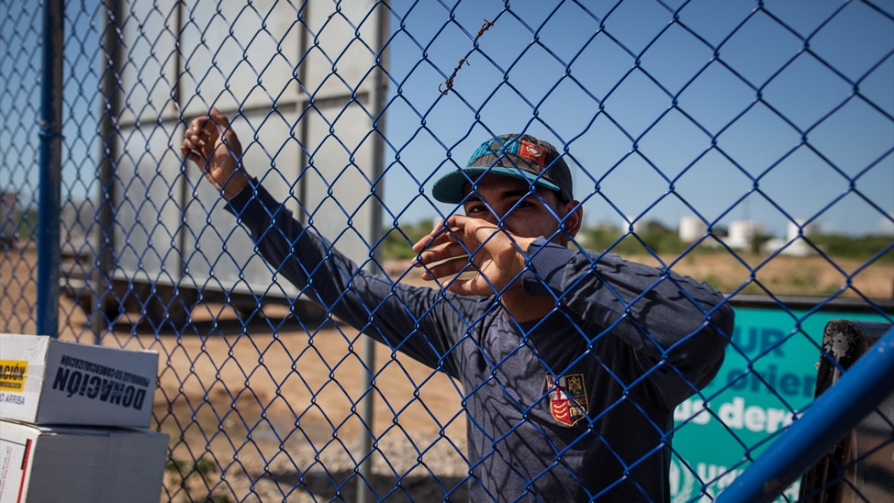 Bir Venezuelalı, kampa giriş yapmak için bekledi.