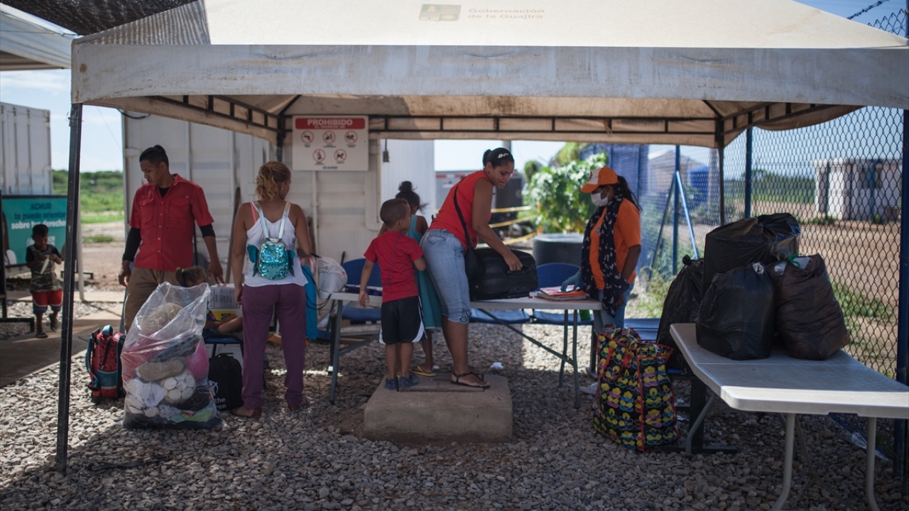 Bir aylık süreyi tamamlayan Venezuelalılar kamptan ayrılmadan önce eşyalarını topladı.