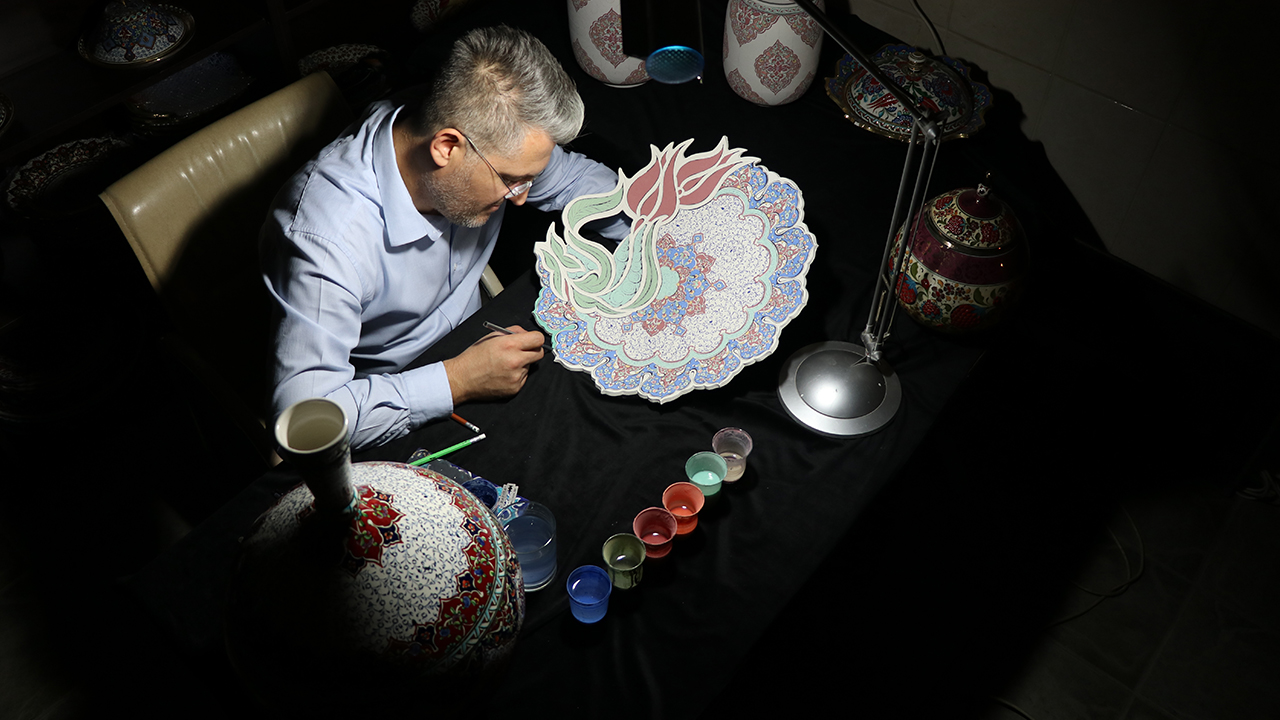 Fatih Mahallesi`ndeki atölyesinde dedesi ve babasından kalan mesleğini sürdüren 37 yaşındaki çini sanatçısı Dumanlar, özgün tasarımlarıyla geçmişten bugüne kadar gelen çini sanatına farklı boyut kazandırdı.