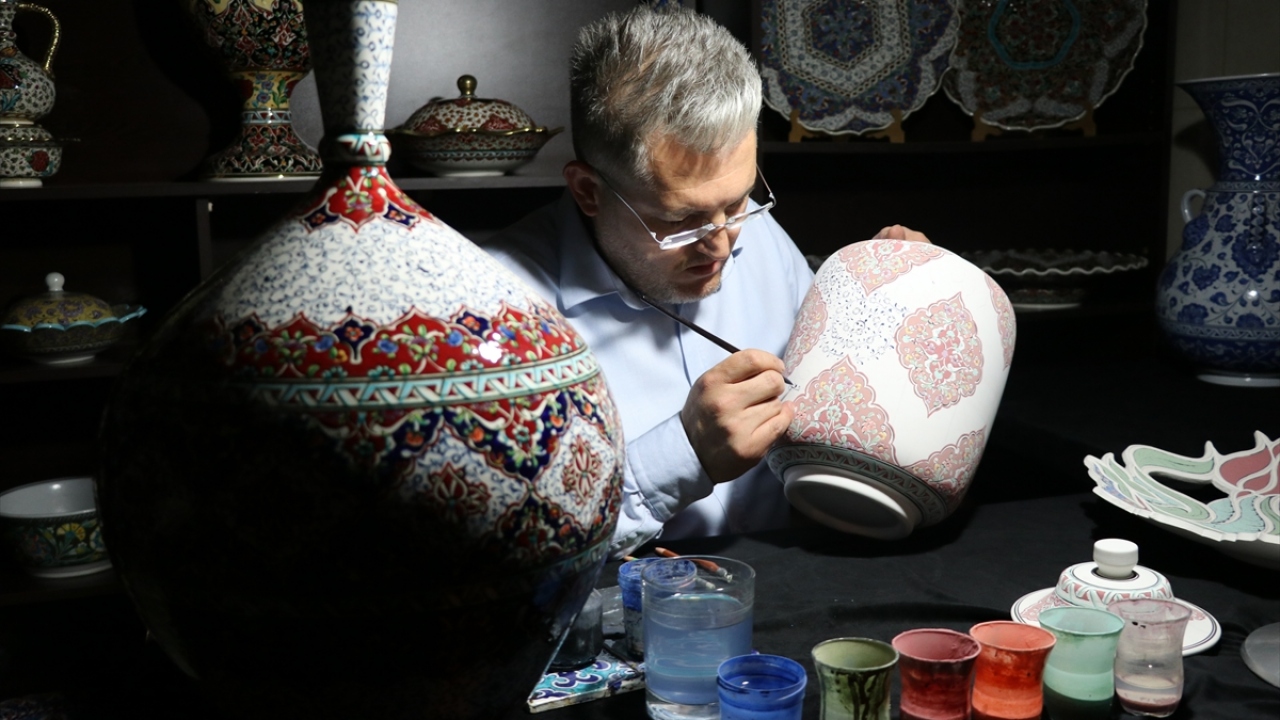 Dumanlar, yaptığı açıklamada, çarkçı olan babası ve amcasının yanında çini sanatıyla ilk kez 14 yaşında tanıştığını söyledi.