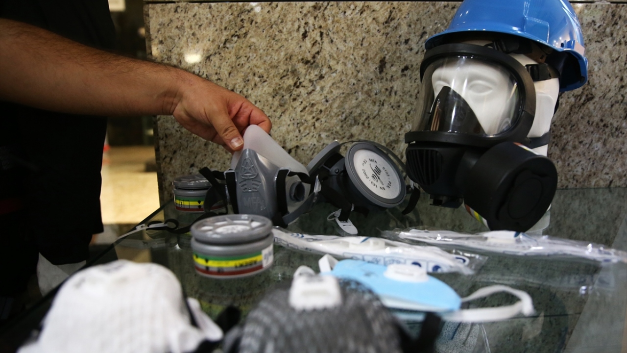 Üretimlerinin 20 milyonunu da Türkiye içinde pazarladıklarını ifade eden Aksoy, iş güvenliği açısından önemli olan bu sektörde, yurt dışından ithalatın azalmasına yerli üretimle katkı sağladıklarını vurguladı.