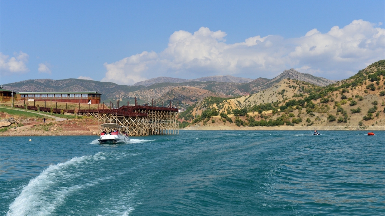 Kenti ziyaret eden yerli ve yabancı turistler, düzenlenen turlarla ilin doğal güzelliklerini keşfetme imkanı buluyor.