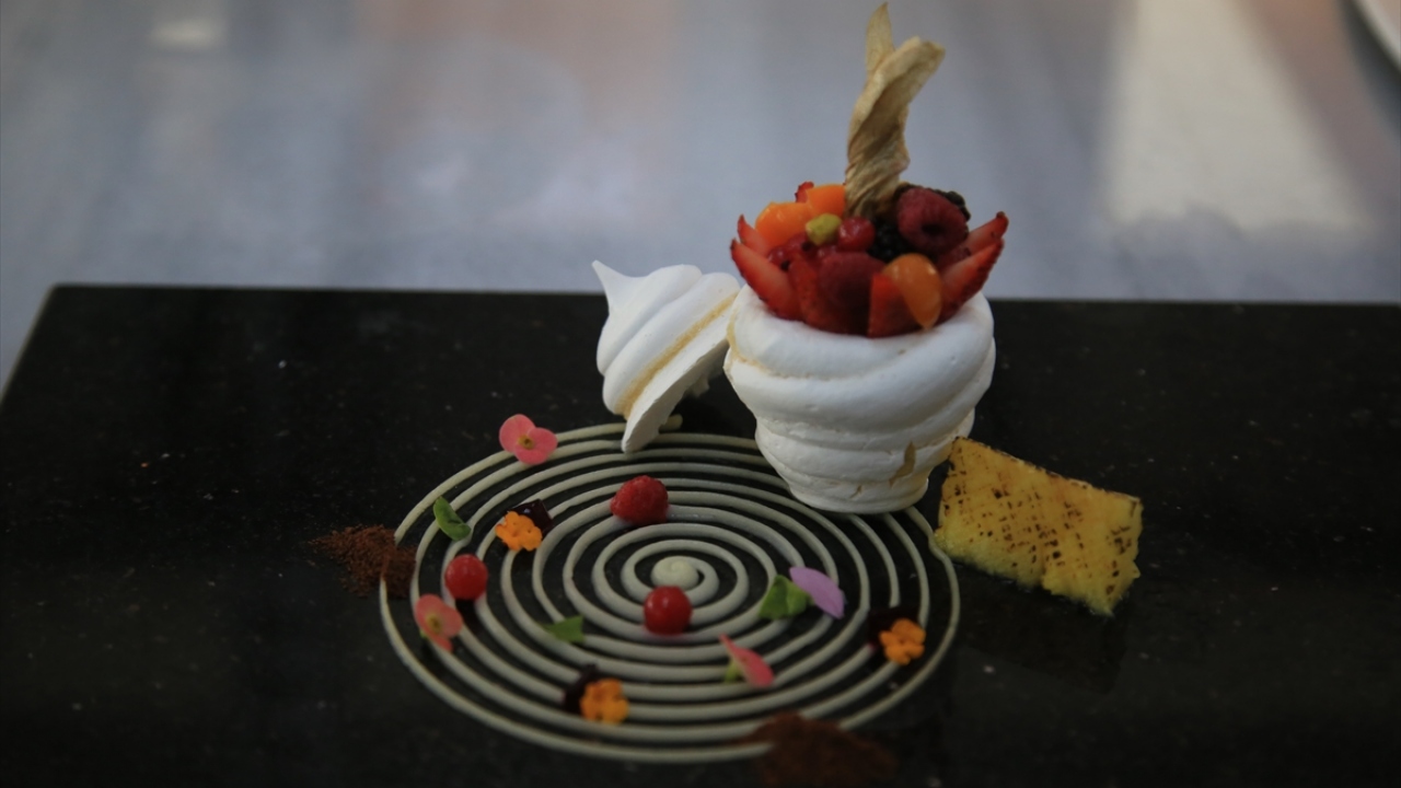 Patates, humus, havuç, pancar başta olmak üzere farklı ürünlerden elde edilen püreler, cihazdaki aparatlara yerleştirilerek yemeklerin yanında farklı şekillerde sunuluyor.