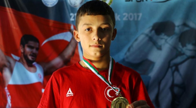 15 yaş altı Balkan şampiyonu milli güreşçi hedef büyüttü