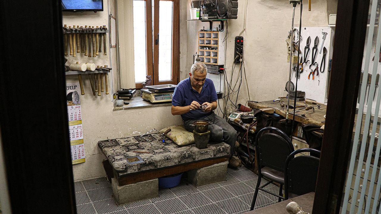 Tarihi Yarımada`da 18. yüzyılın ikinci yarısında Sultan 3. Mustafa tarafından vakıflarına gelir sağlamak üzere yaptırılan ancak kuruluş tarihi bilinmeyen Büyük Yeni Han`da birçok atölye faaliyetine devam ediyor. 