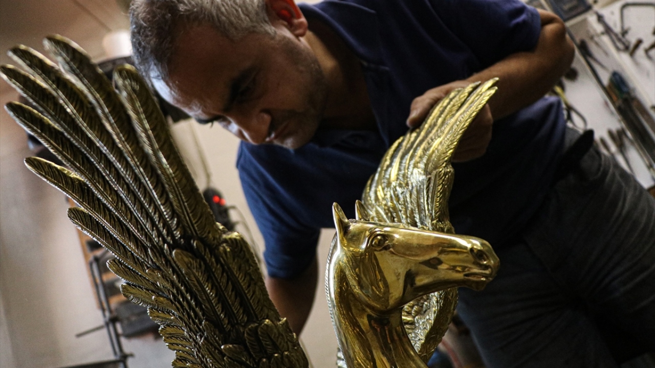 Kapalıçarşı`da çırak olarak mesleğine başlayan Güler de 10 yıllık çıraklık ve kalfalığının ardından, handa kendine ait iş yerini açtı.