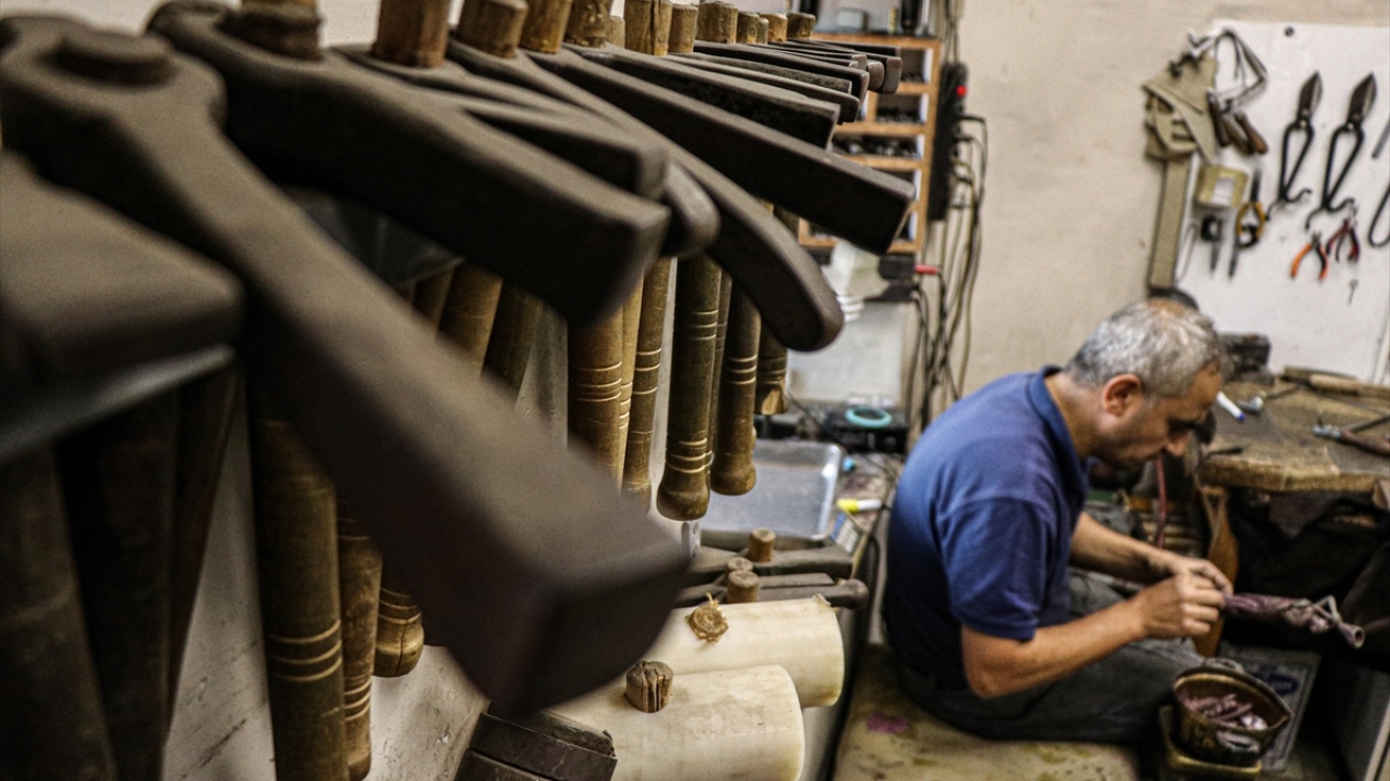 Tarihi hanın en üst katında küçük bir dükkanda 20 yıldır çalışmalarını sürdüren gümüş ustası Orhan Güler, küçük yaşta başladığı mesleğinde hayallerinin birçoğunu gerçekleştirdi. 