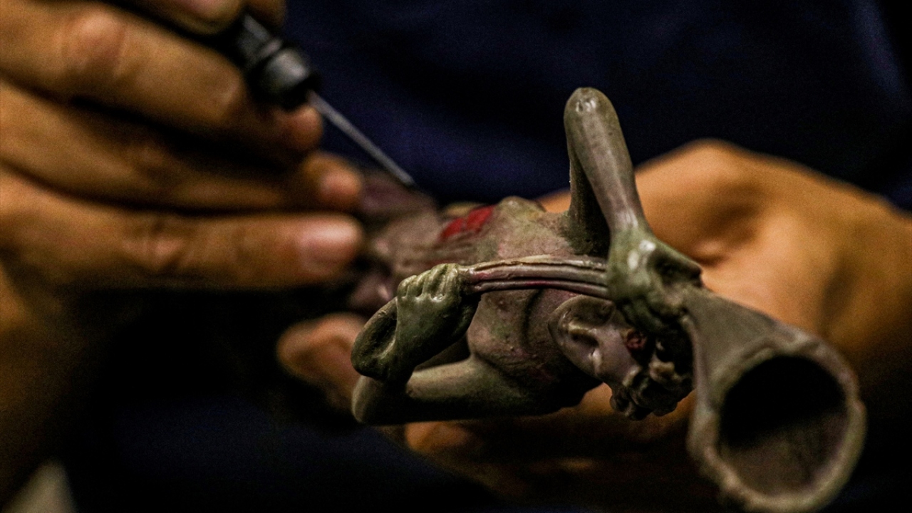 Cumhurbaşkanı Recep Tayyip Erdoğan`ın başbakanlığı döneminde Türkiye`yi ziyaret eden Papa`ya hediye ettiği gümüş leğen ibriği işleyen Güler, kendi hikayesini anlattı. 