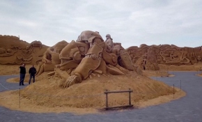 Robot temalı kum heykellerden 200 metrelik duvar