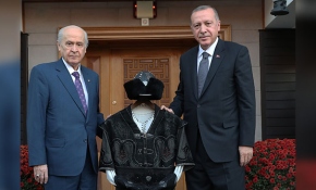 Bahçeli'den Cumhurbaşkanı Erdoğan'a anlamlı hediye
