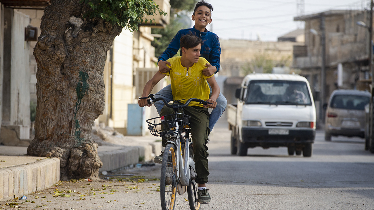 Barış Pınarı Harekatı`yla terörden arındırılan Tel Abyad`da sivillerin büyük bir kısmı hayatlarına kaldıkları yerden devam ediyor. 