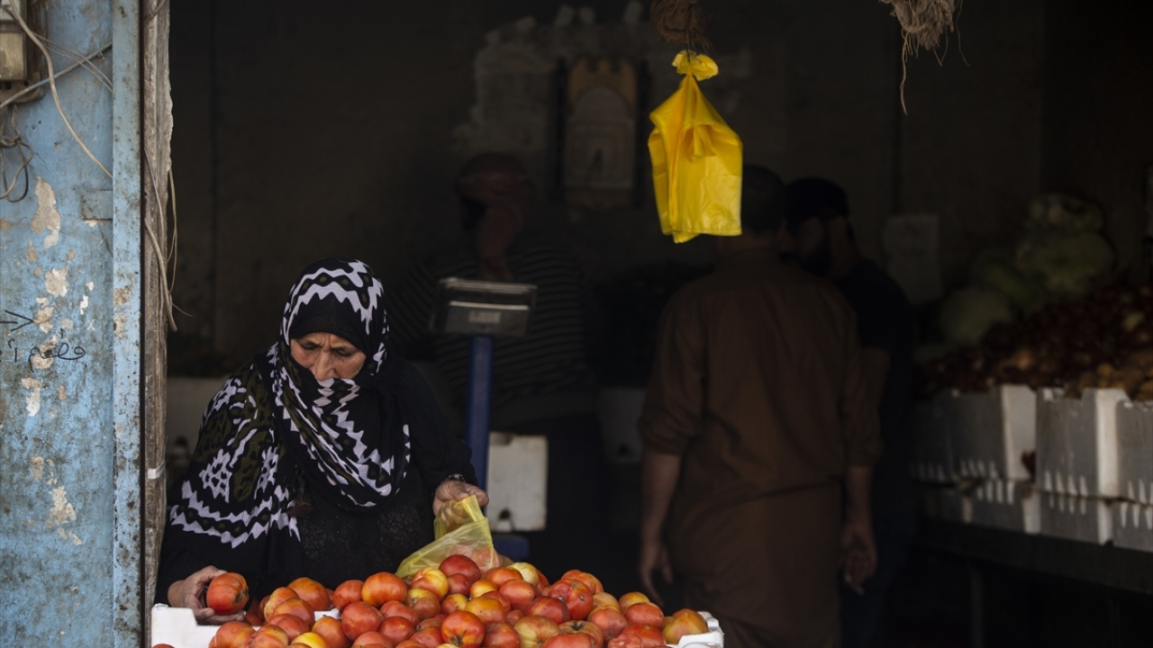 Fırın, manav, market, berber, eczane, restoran ve pastaneler kepenklerini neredeyse hiç indirmeden bölge halkının ihtiyaçlarını karşılamaya çalışıyor.