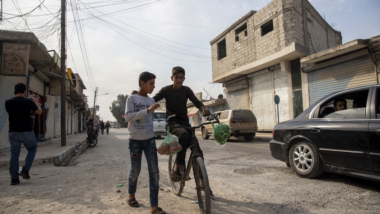 İlçe sokaklarında top oynayan, bisiklete binen Tel Abyadlı çocuklar da terörden kurtulmanın mutluluğunu doyasıya yaşıyor. 