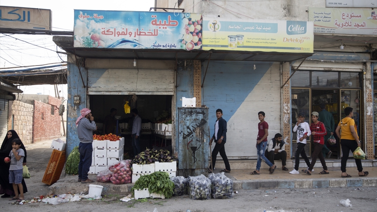Tel Abyad`da komşularına ziyarete giden kadınlar, çarşıda sohbet eden yetişkinler, terörün izlerinin büyük ölçüde silindiğini gösteriyor.
