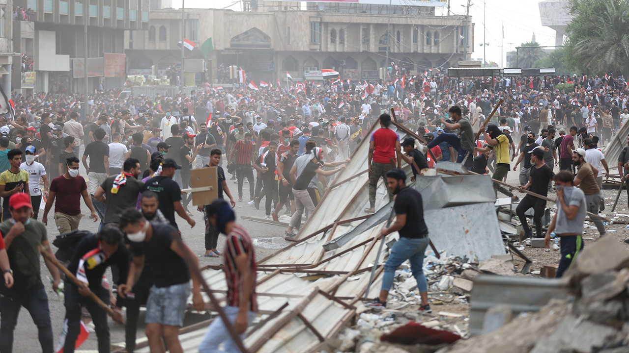 Göstericiler, bölgedeki bazı demir bariyerleri sökerek siper olarak kullandı.