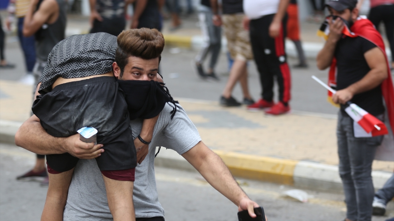 Güvenlik güçlerinin müdahalesi sonucu yaralanan bir gösterici, arkadaşları tarafından bölgeden uzaklaştırıldı.