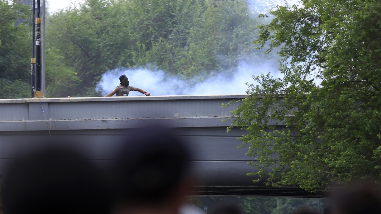 Güvenlik güçleri, göstericilere gaz bombasıyla müdahale etti.