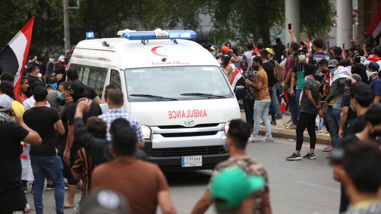 Güvenlik güçlerinin müdahalesi sonucu yaralanan göstericiler ambulansa kaldırıldı.