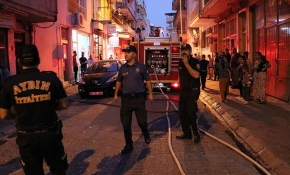 Yangında evde mahsur kalan anne ve oğlu kurtarıldı