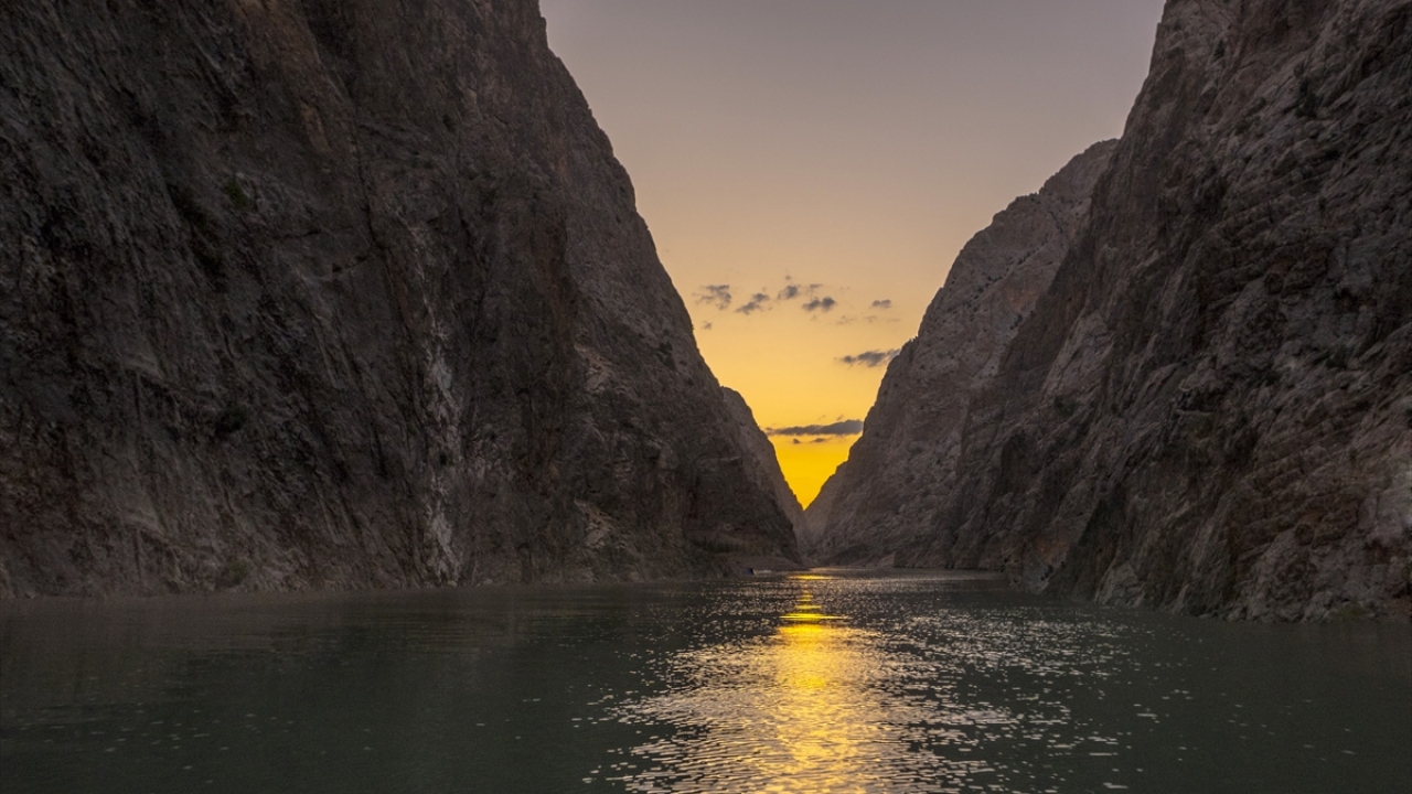 Karanlık Kanyon macera tutkunlarına unutulmaz güzellikler sunuyor.