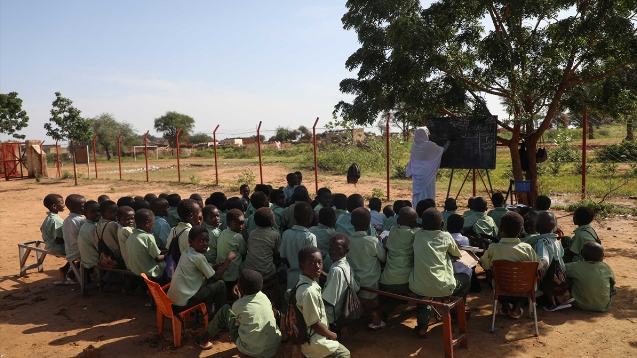 Sudan`ın Güney Kurdufan eyaletinin Delenc kentine bağlı bazı bölgelerde, çocuklar zortlu şartlarda eğitim alıyor.