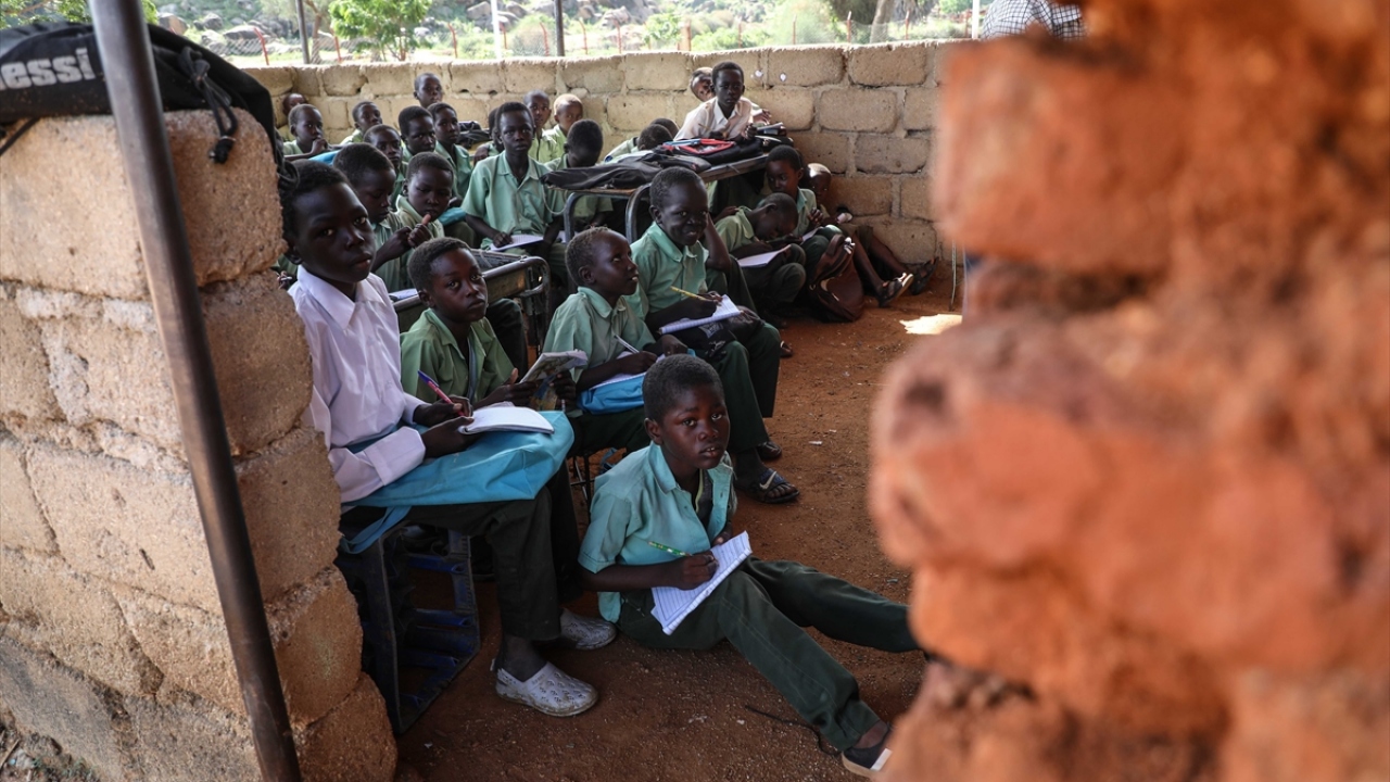 Ağaç altları, derme çatma mekanlar... İmkansızlıklar, onları eğitimden alıkoymuyor.