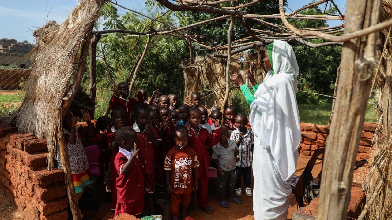 Yağmur, kum fırtınası ve aşırı sıcaklar gibi olumsuz etkilere rağmen çocuklar derslerini aksatmamaya çalışıyor.