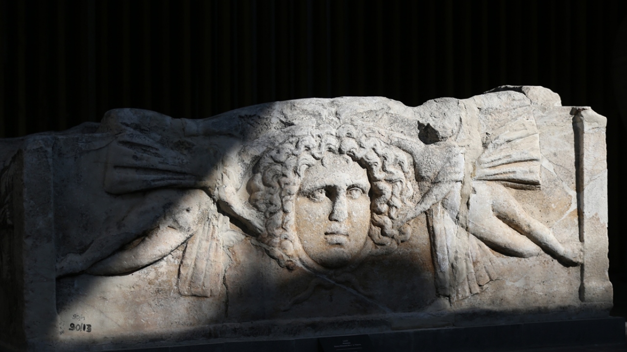 Ziyaretçiler, Keykubadiye Sarayı`nda devam eden kazılardan çıkarılan eserler ve çeşitli kazılarda bulunan binlerce tarihi eseri görebiliyor.