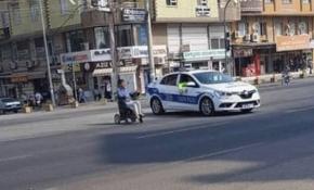 Polis aracı yolun karşısına geçmeye çalışan engelliye siper oldu