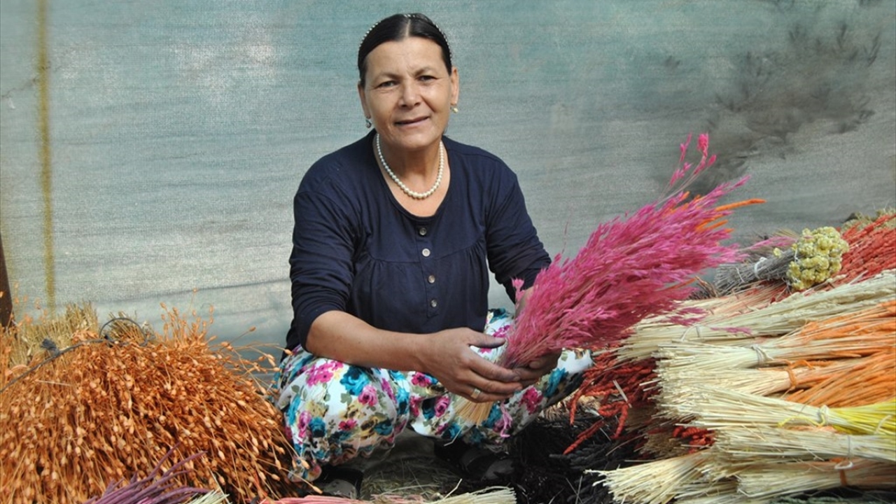 Pamuk otu, kurt otu, solucan otu, kuşdili otu, şemsiye otu, altın otu, sevgi otu, bulgur otu, kılçık otu, papatya ve pampas otlarını toplayan köylüler, buğday, yulaf, kuş otu, keten ve lavantayı da bahçelerinde yetiştiriyor. 