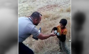 Zırhlı aracı durduran Suriyeli çocuğa Türk polisi şefkati