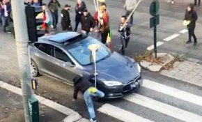 Norveç'te PKK yandaşları bebekli Türk aileye saldırdı