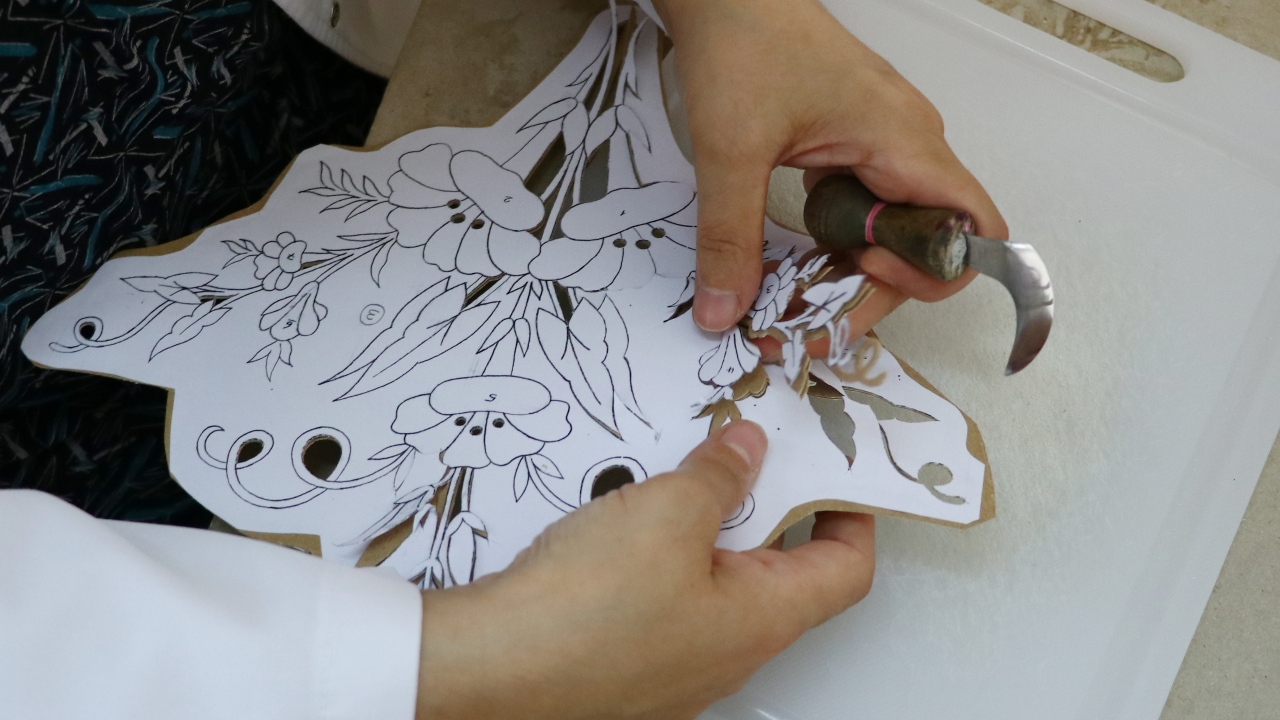 Sadece üzerindeki desenlerin bir yıl süren çalışmayla okunarak yapım tekniklerinin belirlendiği örtü, tamamlandığında eskisiyle değiştirilerek gelecek nesillere de ulaştırılacak. 