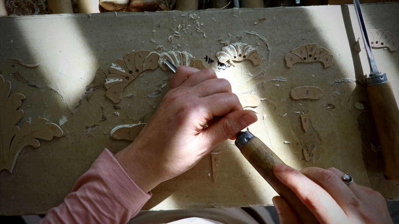 Enstitünün El Sanatları Bölümü Şefi Güleser Sencar da türbe örtüleri yenileme projesine 2009-2010 eğitim-öğretim yılında başladıklarını söyledi.