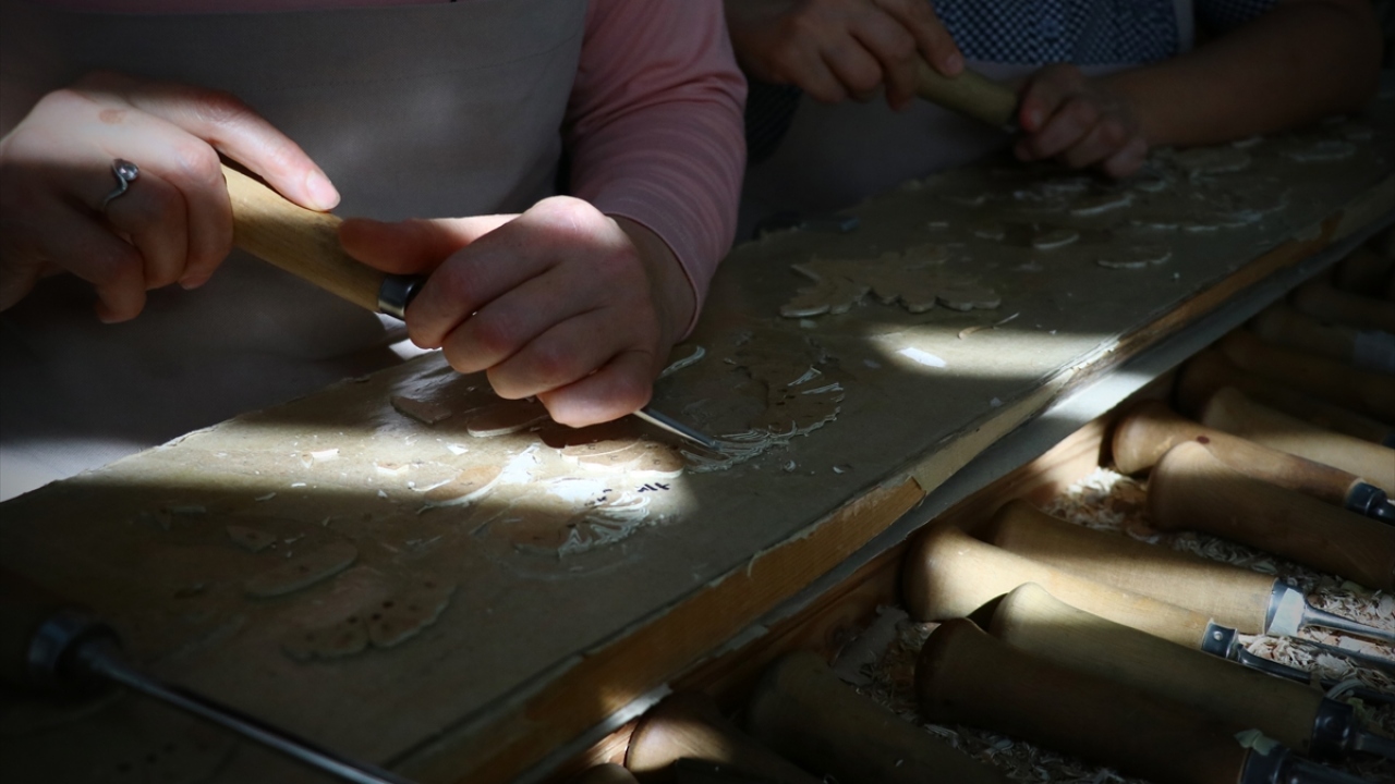 İlk çalışmalarına, örtüsü olmayan bir türbeye örtü yaparak başladıklarını anlatan Sencar, şunları kaydetti: