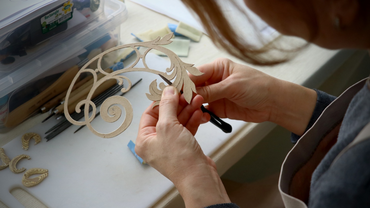 Eski bir eseri yenisi gibi yapmak için eserin çok iyi okunması gerektiğinin, kendilerinin de bu hassasiyetle birçok ustadan destek aldıklarının altını çizen Sencar;