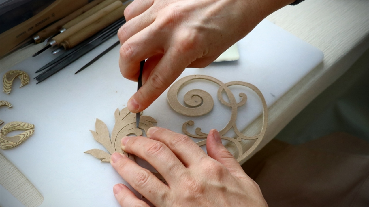 Atölyede 8 usta öğretici ile çalıştıklarını ve herkesin farklı çalışmalar yürüttüğünü dile getiren Sencar, sözlerini şöyle tamamladı: