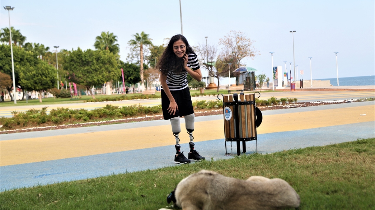 Durmuş, diz altının bir bölümünden kesilen bacaklarına protez takılmasıyla 35 yıl sonra adım atabilme hayaline kavuştu.