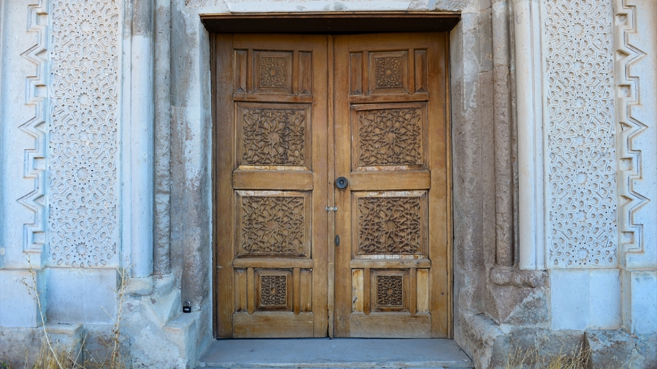 İnşa şekli, motifleri, taşları, kapıları ve odalarıyla dikkati çeken kervansaray, yerli ve yabancı ziyaretçilerini cezbediyor.