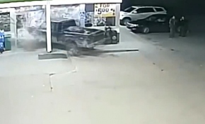 Aracının yeni lastiklerini denemek isterken markete daldı