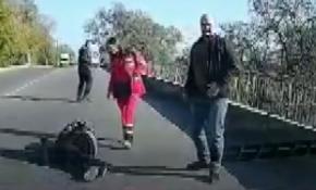 Hareket halindeki ambulanstan yola düştü