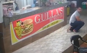 Arkadaşlarıyla gittiği lokantada silahlı saldırıyı önledi