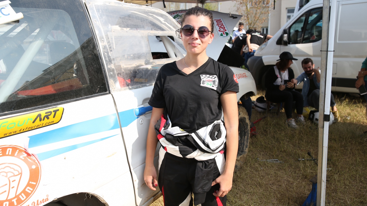 Off-road parkurlarında mücadele veren 20 yaşındaki Melis Aksöz, bu alanda tecrübe kazanıp, ülkesini uluslararası yarışlarda temsil etmeyi hedefliyor.