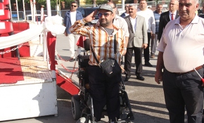 Tekerlekli sandalyeli gaziden İstiklal Marşına duygulandıran saygı