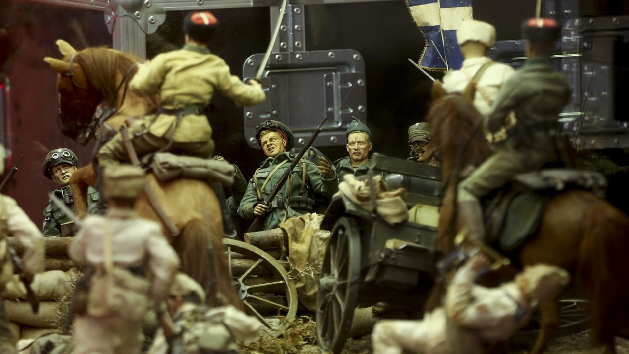 Osmanlı hanedan kolyesi, madalyalar ve nişanların yer aldığı salonda küratör Çuhadaroğlu`nun "diaroma" çalışmaları da sergileniyor. 