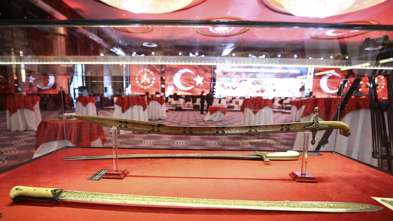 Ayrıca sergide, Osmanlı döneminde kullanılan silah ve kılıçlar ile Kurtuluş Savaşı`nda Mehmetçiğin giydiği askeri üniformalar ile silahları yer alıyor.